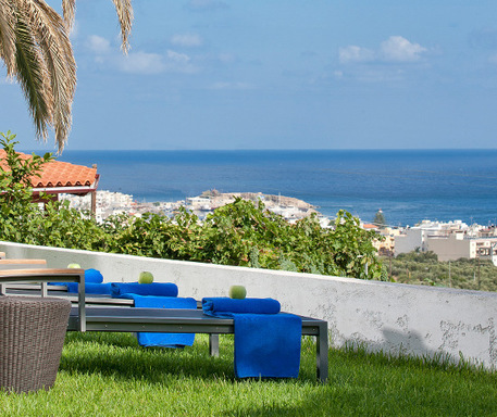 Ξαπλώστρες στο κήπο του Galaxy Villas για τις πιό χαλαρωτικές διακοπές στο Κουτουλουφάρι Κρήτης.
