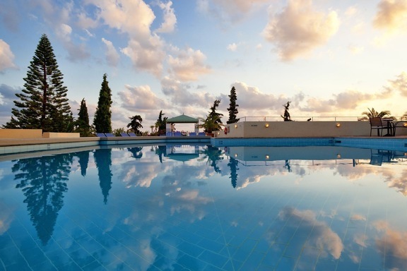 Η κοινόχρηστη πισίνα του Galaxy Villas που διαθέτει ενοικιαζόμενα διαμερίσματα με πισίνα στην Χερσόνησο.