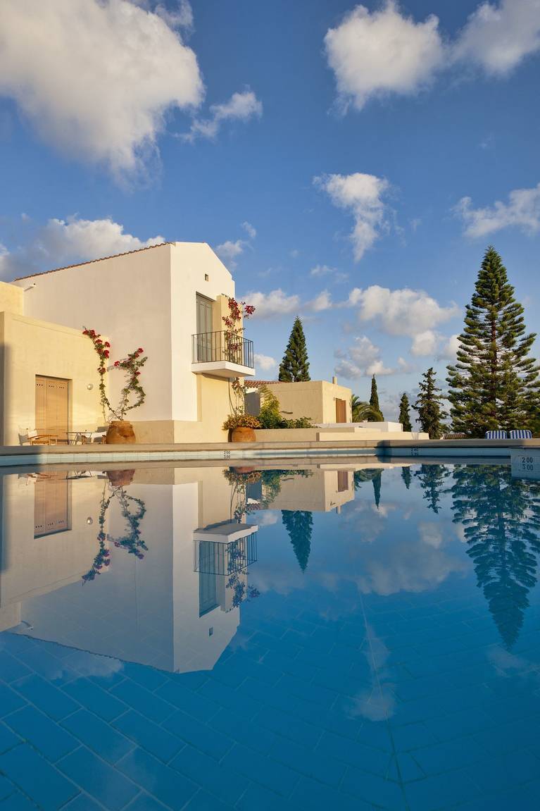 Sky on pool reflections to admire during your villa holidays in Crete at Galaxy Villas in Koutouloufari