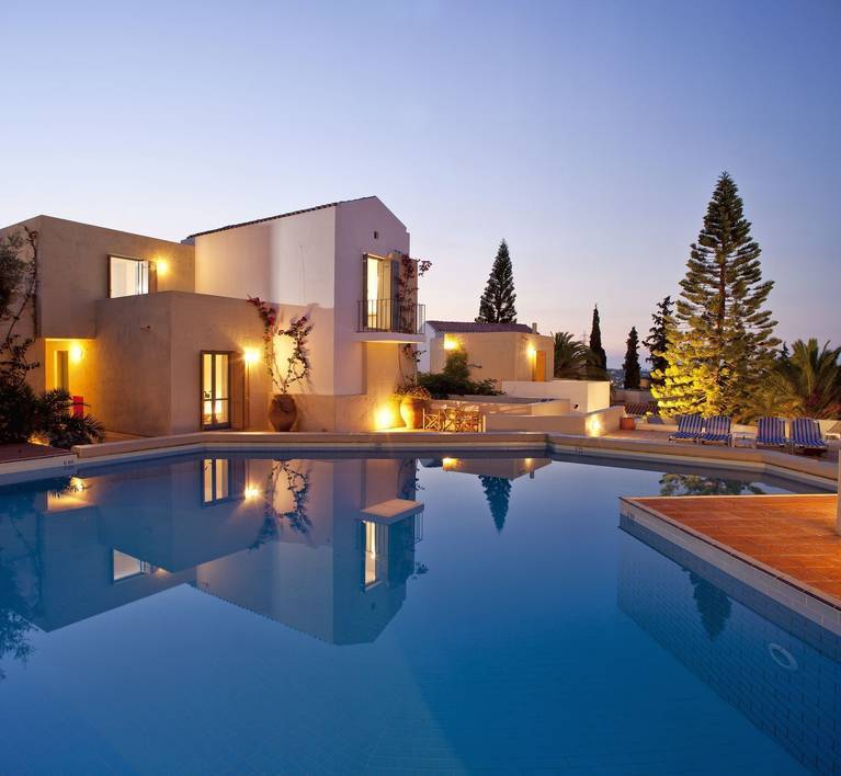 Μένοντας στα ενοικιαζόμενα διαμερίσματα στην Κρήτη του Galaxy Villas, οι επισκέπτες μπορούν να απολαύσουν την δροσιά της κοινόχρηστης πισίνας καθώς και πολλές άλλες παροχές και υπηρεσίες.